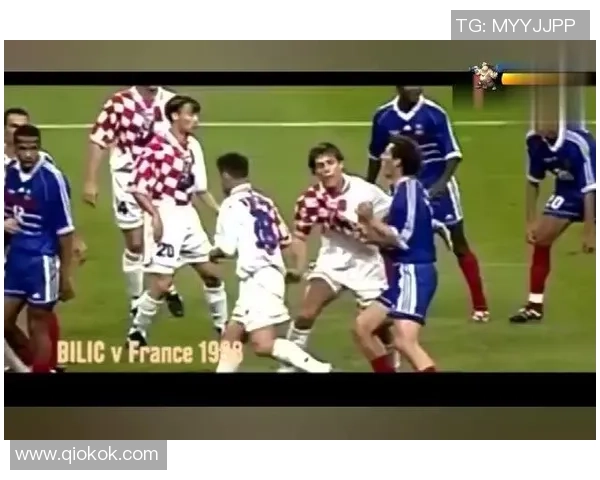 橙色衣服的足球明星如何在赛场上展现个人魅力与团队精神